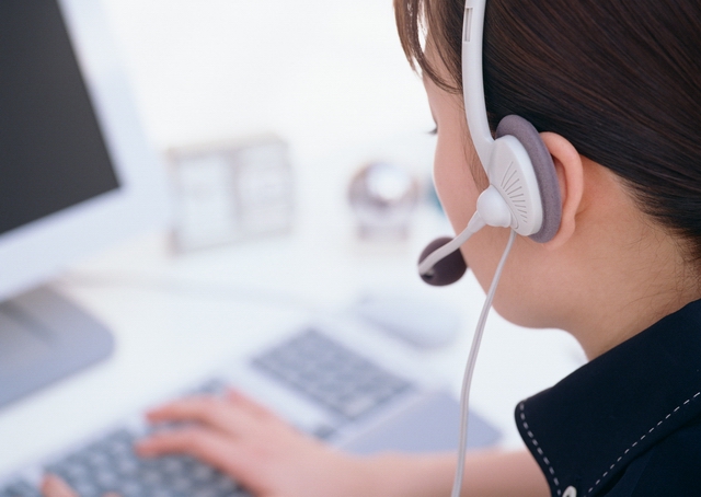 woman_headphones_computer